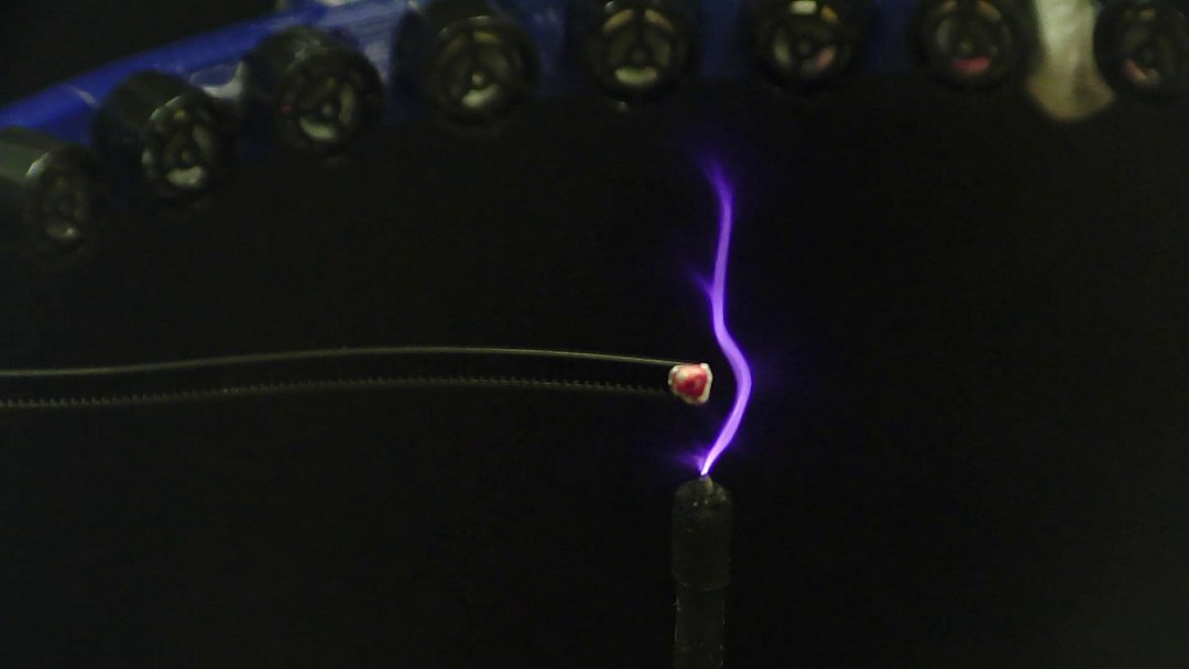 Sonho de Tesla? Eletricidade é guiada no ar usando som