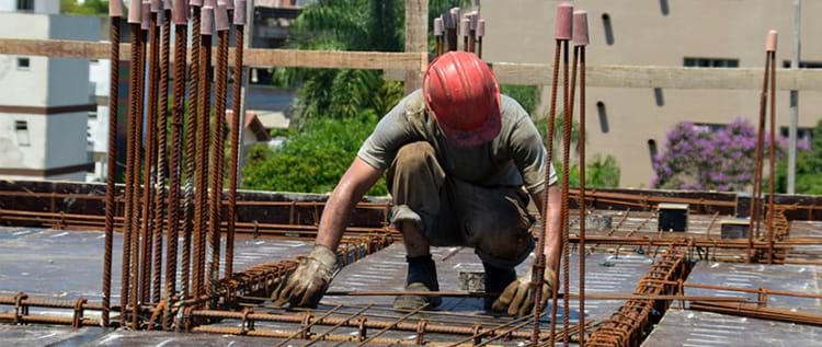 Com forte calor, construtoras mudam rotina