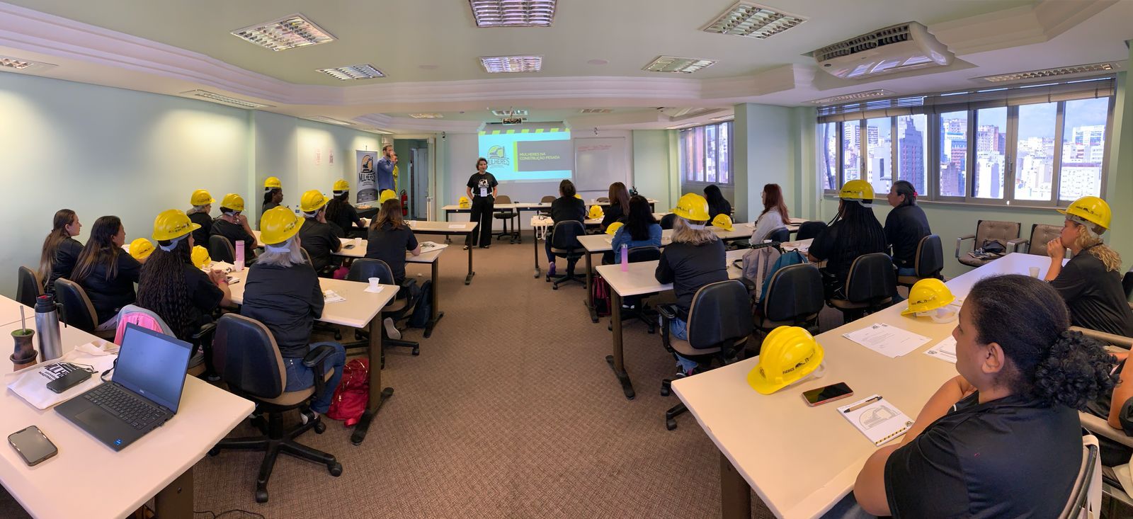 Projeto no Sul do país forma mulheres para operar máquinas pesadas