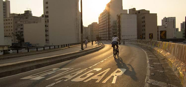 Prefeitura de São Paulo avalia projeto para Minhocão com parque, praia e restaurantes