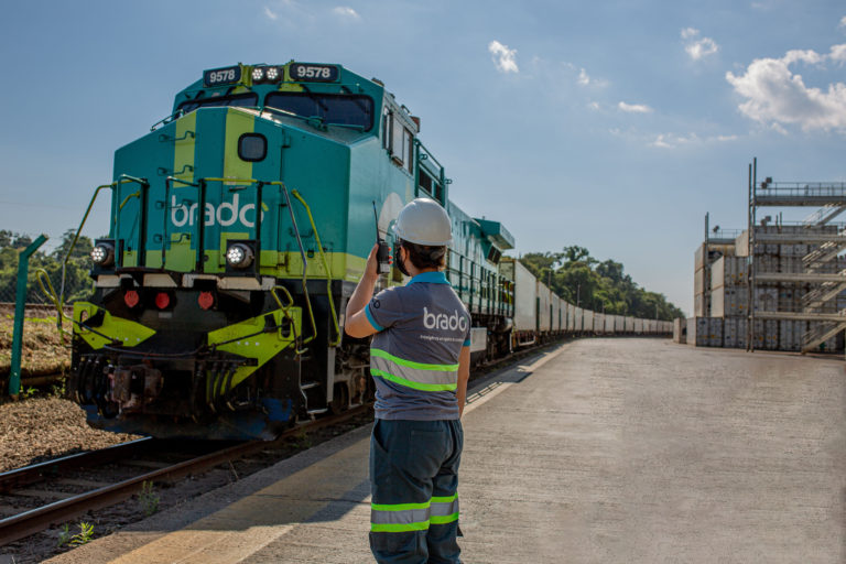 Brado apresenta calculadora de emissões de CO2 do transporte multimodal