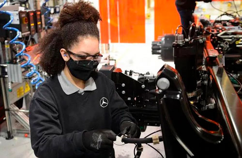 Mercedes-Benz do Brasil apoia a equidade de gênero com iniciativas de desenvolvimento para as mulheres