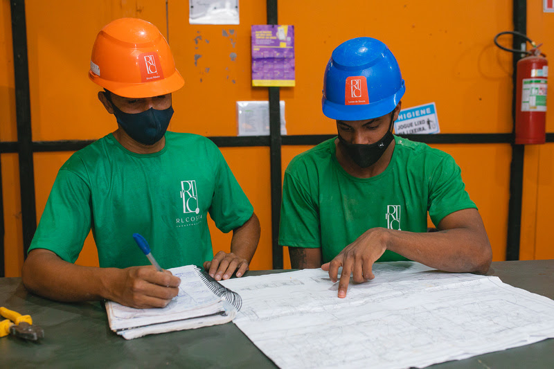 Educador financeiro e nutricionista no canteiro de obras: incorporadora investe em desenvolvimento humano na construção civil