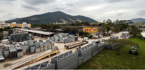 Empresa de soluções para construção civil reduz em 84,45% suas emissões de CO2 com energia renovável 
