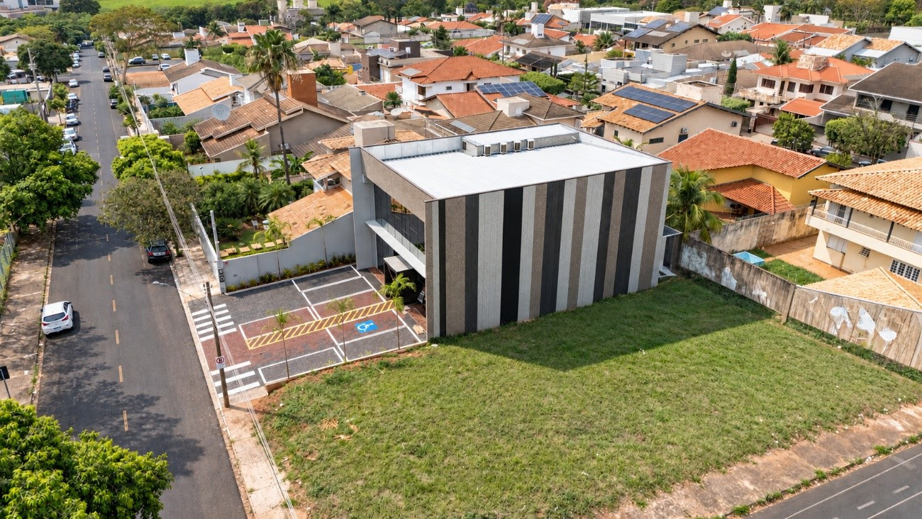 Clínica de escada flutuante e fachada arquitetônica de painéis de concreto é finalista de premiação
