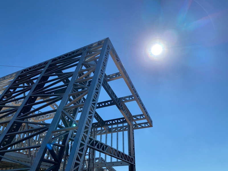 Steel frame exige integração entre arquitetura e engenharia para ampliar eficiência e qualidade das obras