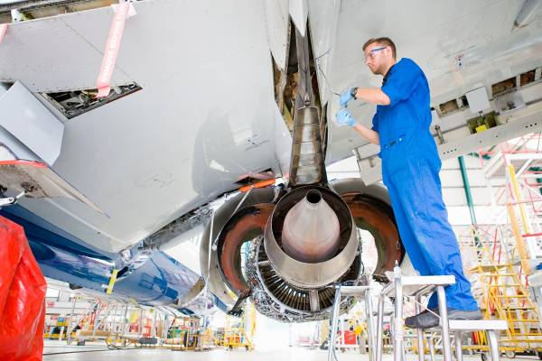 Tecnologia reduz tempo de produção em indústria aeronáutica e montadoras.