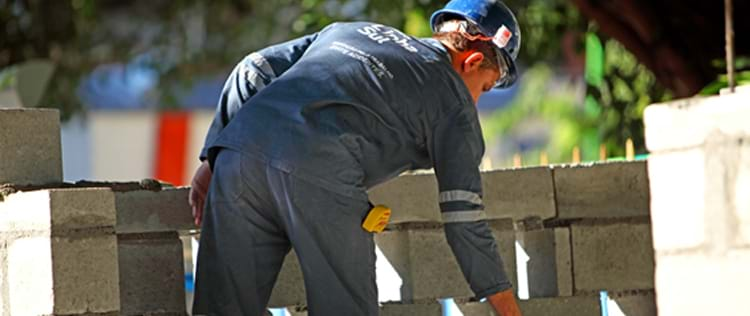 Canteiro de obras é montado dentro de faculdade