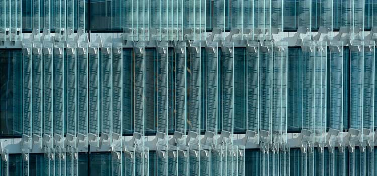  Este edifício economiza energia através da fachada com camadas de vidro e persianas perfuradas