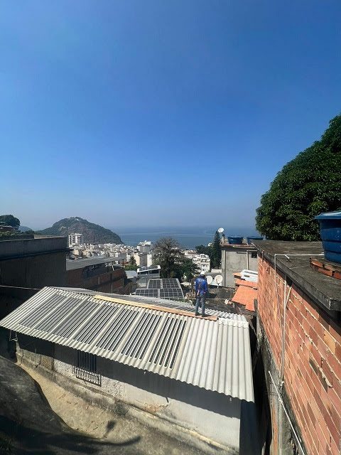 Comunidade da Babilônia é a primeira favela a receber cobertura de telhas fotovoltaicas da Eternit