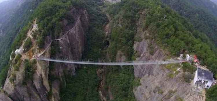China inaugura primeira ponte com piso de vidro