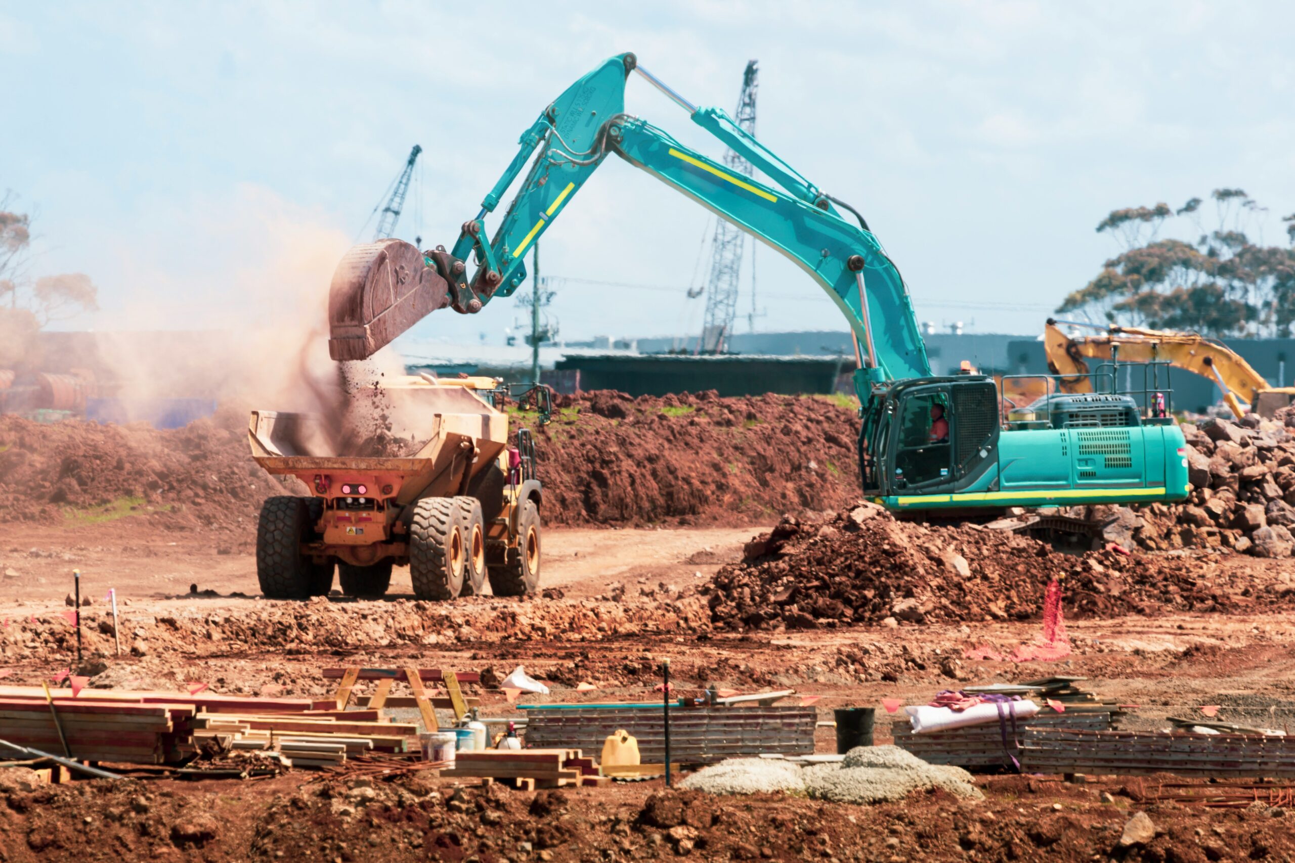 Alta de insumos ameaça ritmo de obras públicas no Brasil, alerta presidente da CBIC no Conexão Infra