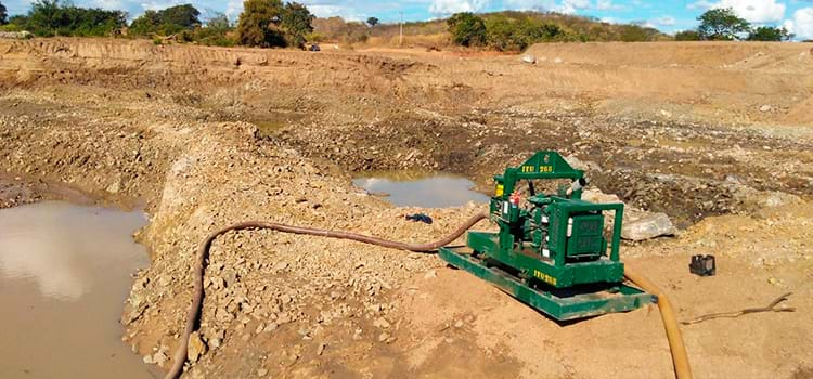 Motobombas atuam na construção da Barragem de Fronteiras, em Crateús (CE)