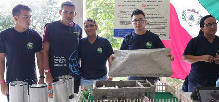 Alunos do Cetam em Beruri testam produção de tijolo e telha com castanha