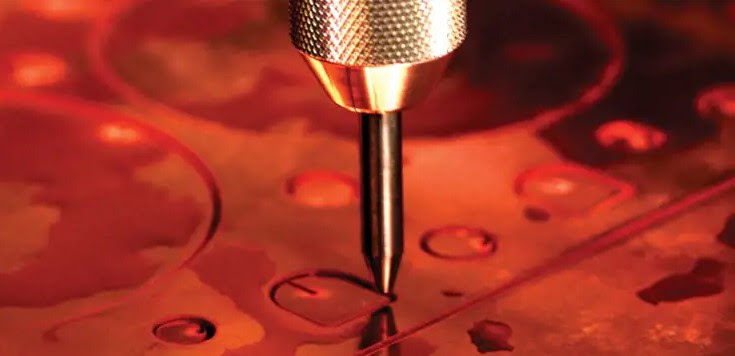 Saiba mais sobre o jato de água abrasivo, tecnologia capaz de cortar qualquer tipo de material na indústria