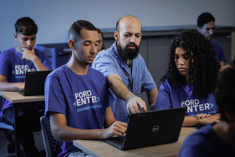 Ford prorroga prazo de inscrição para programa gratuito de formação profissional em tecnologia