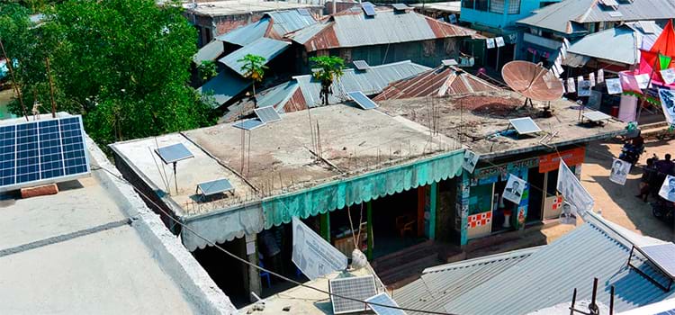 Microgeração de energia solar cria renda para vilarejo em Bangladesh