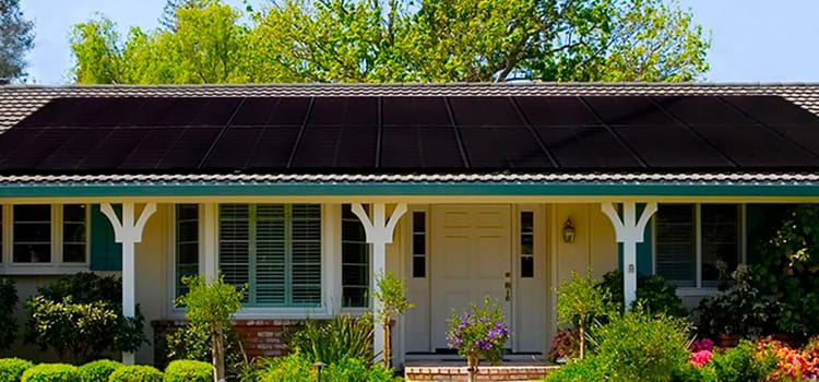 Painel solar preto alcança mais de 19% de eficiência