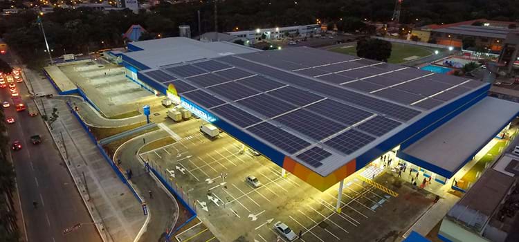 Cobertura de supermercado em Goiânia ganha maior usina solar urbana do Brasil