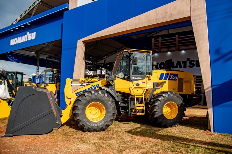 Komatsu faz o pré-lançamento da WA320-8M1 Sugarcane Application para o agro na Agrishow 2026   