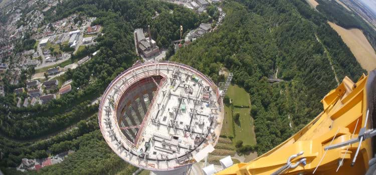  ThyssenKrupp chega ao topping out da torre de testes de elevadores na Alemanha