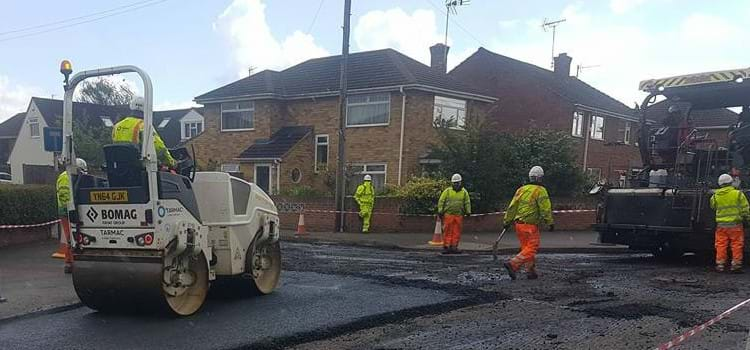 Engenheiro britânico usa plástico reciclado para criar asfalto 60% mais resistente