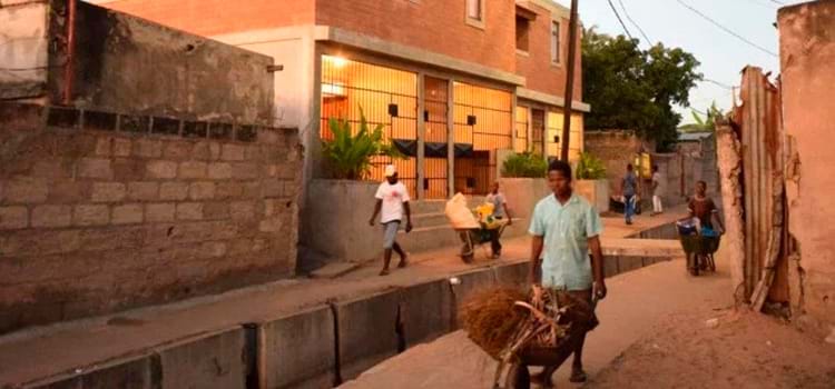 Telhado verde e blocos de terra melhoraram moradias em Moçambique