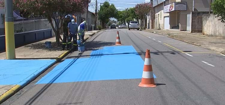  Cidade no interior de São Paulo pinta as ruas de azul para reduzir calor e melhorar o conforto térmico