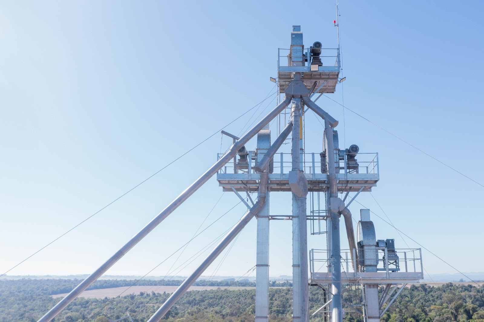 Mais vida útil, menos paradas: por que o Hardox® 500 Tuf supera o SAE1045 na canalização de grãos em silos