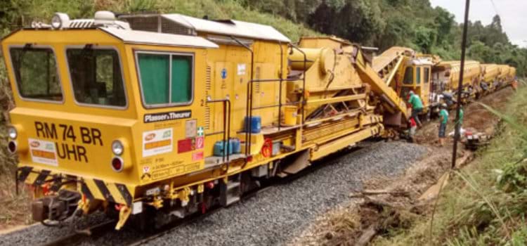 Máquina gigante usada na manutenção de ferrovias está na região de Londrina