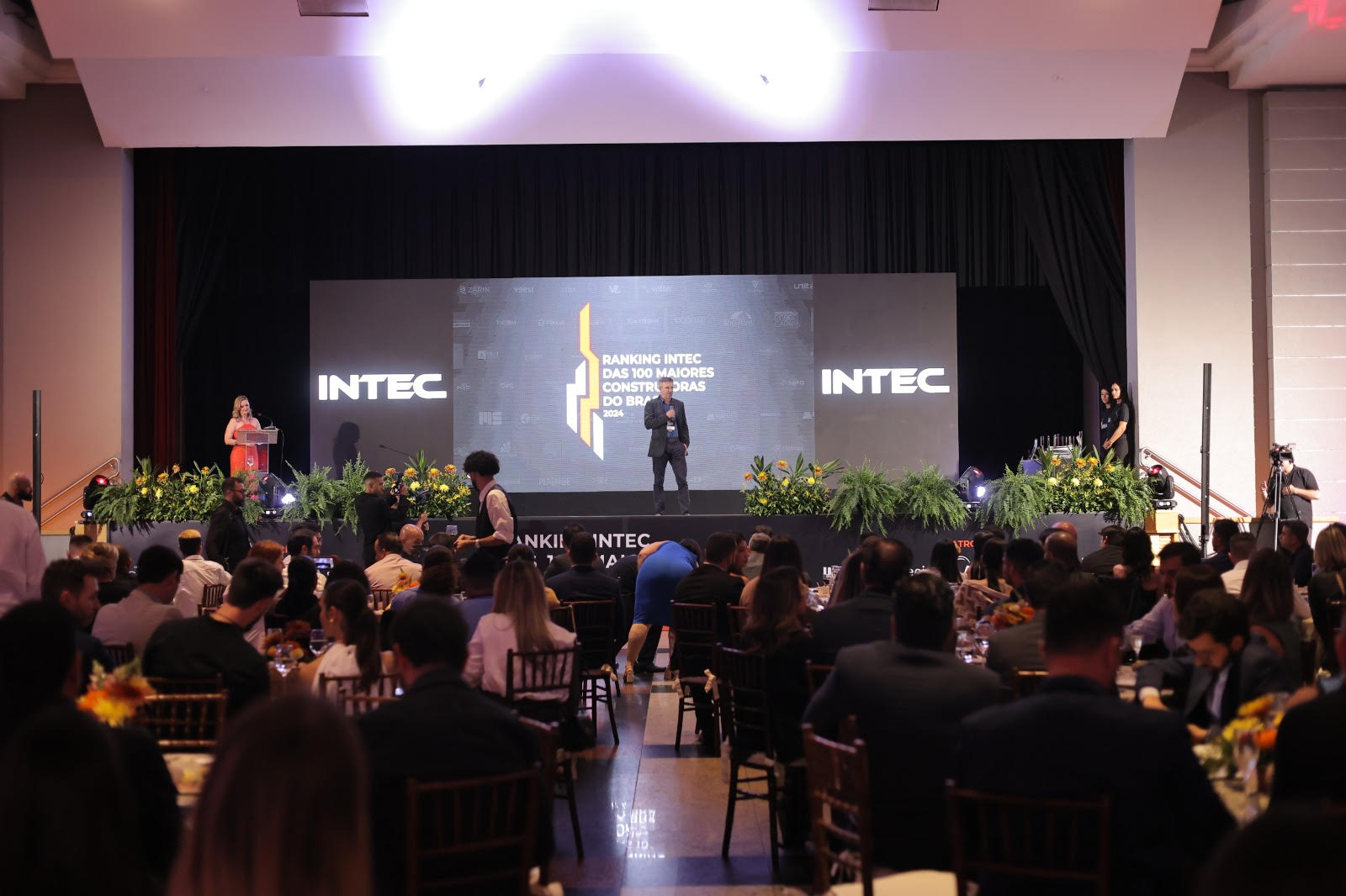 Cerimônia de premiação do Ranking INTEC 2024  celebra as 100 maiores construtoras do país