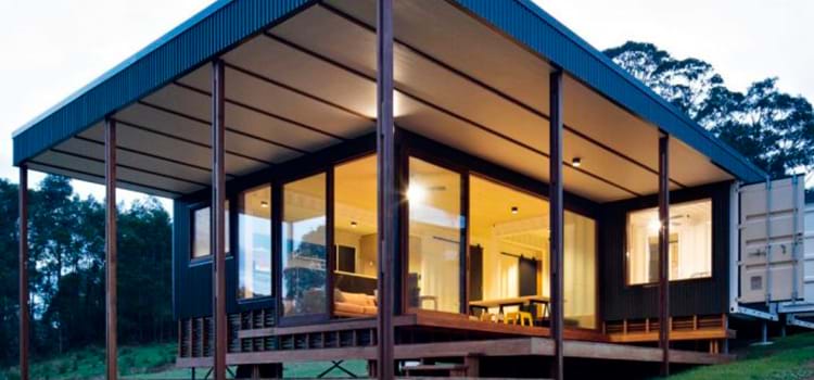 Arquiteto transformou quatro contêineres em uma casa ecológica e linda  