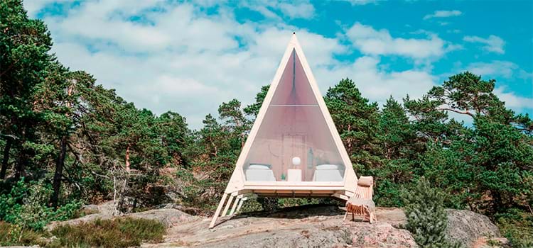 Cabana autossuficiente e transportável é instalada em ilha da Finlândia