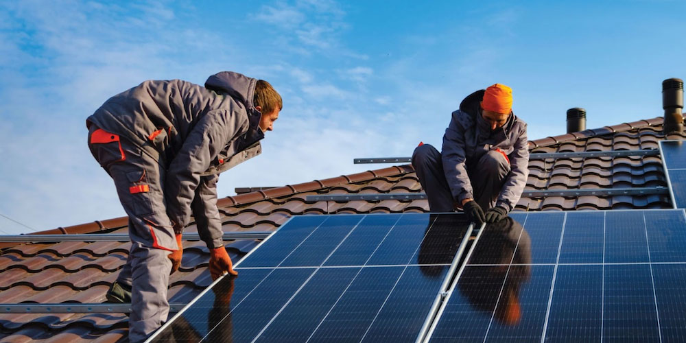 Quedas nos de juros elevam em 50% número de consumidores que instalam energia solar