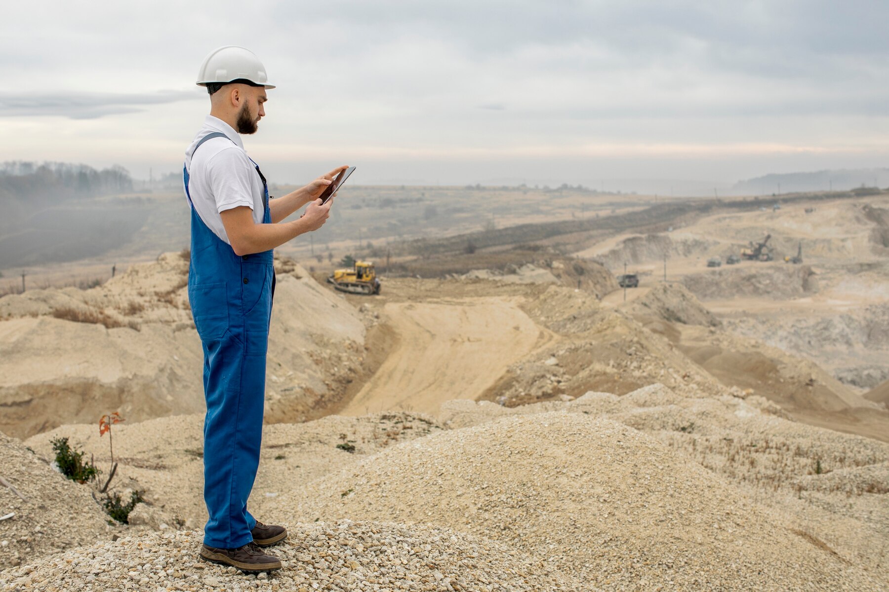Como a presença de mais topógrafos pode impactar positivamente na segurança de grandes obras?