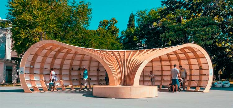 Designers transformam 240 peças de madeira em biblioteca de rua