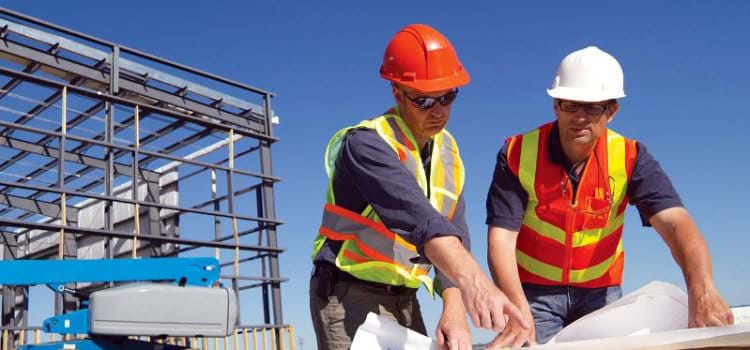 Mestre de obras: ele ainda é imprescindível