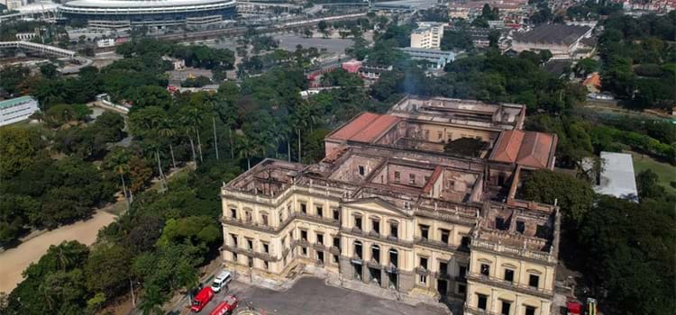 Um mês após incêndio, Museu Nacional recebe obras emergenciais e demanda orçamento de R$ 100 milhões