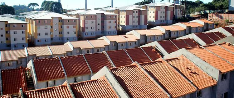 Ação social em Curitiba: detentos trabalhando em canteiros de obras