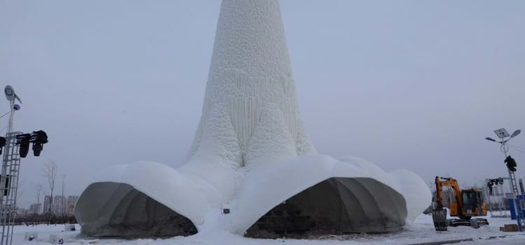 Maior torre de gelo do mundo é inaugurada em Harbin, China