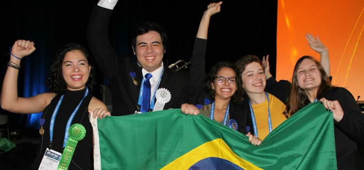 Jovens brasileiros ganham oito prêmios em feira de ciências nos EUA