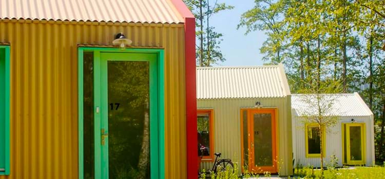 Vila colorida e com energia solar é criada para moradores de rua